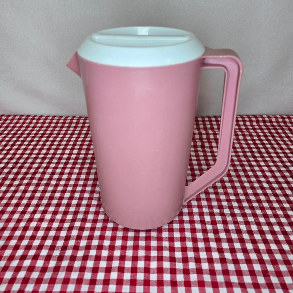 Vintage Rubbermaid J2445 2.25 Qt Pitcher Dusty Pink White Lid Retro Kitchen